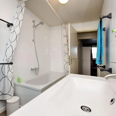 Дом отдыха Modern With Private Garden